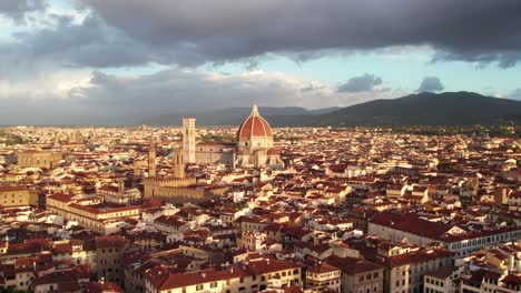 Establishing-shot-of-city-center-of-Florence-with-famous-Unesco-Cathedral,-aerial
