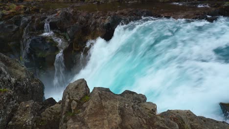 Atemberaubender-Wasserfall-Mit-Blauem-Gletscherwasser,-Das-Durch-Vulkanische-Felsen-Kaskadiert