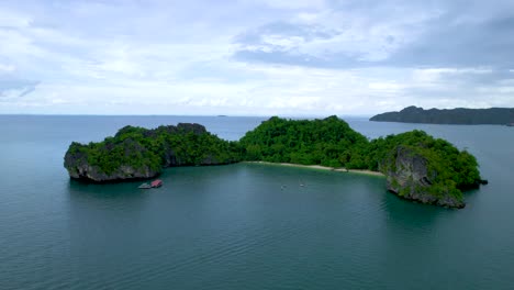 Rotierende-Aufnahme-Von-Surfern,-Die-In-Der-Bucht-Der-Insel-Palau-Pasir,-Malaysia,-Warten