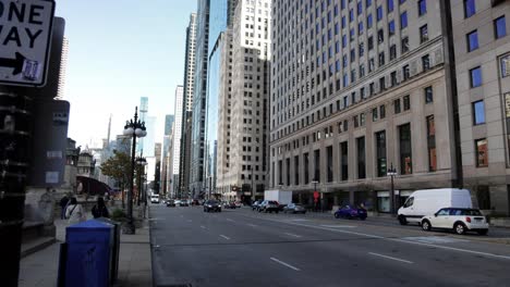 Downtown-Chicago,-Illinois-street-corner-with-traffic