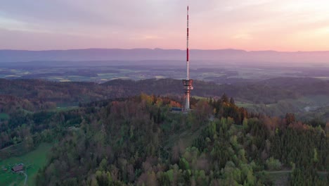 Luftdrohnenansicht-Von-Oberhalb-Des-Bantiger-Fernsehturms-An-Einem-Wunderschönen-Morgen-Mit-Dramatischen-Sonnenaufgangsfarben-Und-üppigem-Bergblick