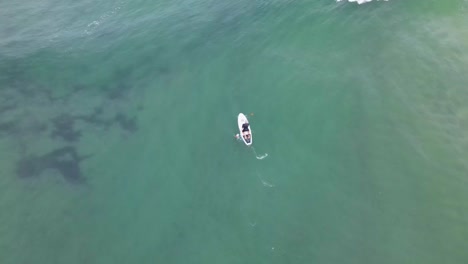 Drohnenvideo-Eines-Paddleboarders-In-Den-Wellen