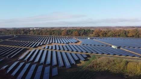 Solarpanel-Farm-In-Großbritannien-Pfanne-Rechts