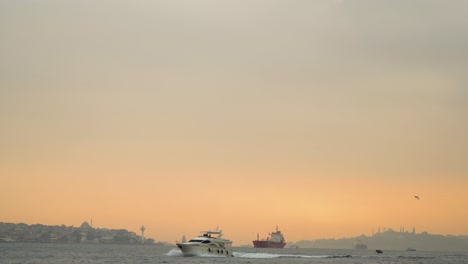 Panoramablick-Auf-Die-Bosporus-Meerenge-Während-Des-Romantischen-Sonnenuntergangs-In-Istanbul
