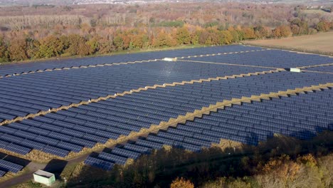 Paneles-Solares-En-Una-Granja-Solar-En-El-Reino-Unido-Grúa-Arriba-Pan-Abajo