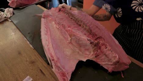 175-Pfund-Bluefish-Thunfisch,-Der-In-Einem-Restaurant-Mit-Herumlaufendem-Gimbal-Video-Geschnitten-Wird