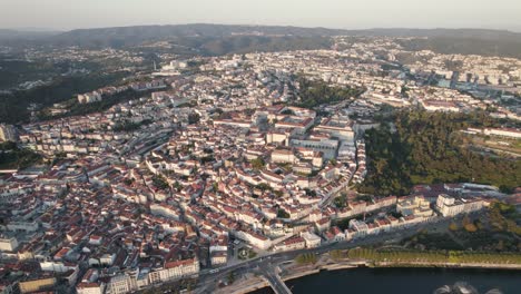 Vista-Panorámica-Del-Extenso-Paisaje-Urbano-De-Coimbra-Con-La-Universidad-En-La-Cima-De-La-Colina