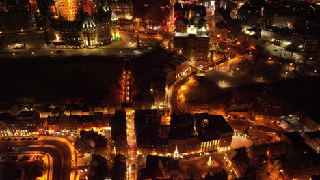 Beleuchtete-Straßen-Von-Old-Quebec-Während-Der-Nachtzeit-In-Kanada---Luftdrohnenaufnahme