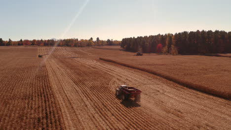4K-Luftaufnahmen-Des-Mähdrescherbetriebs-Mit-Unterstützenden-Traktoren,-Die-In-Quebec,-Kanada,-Das-Wetter-Ernten