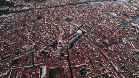 Establishing-shot-of-famous-Florence-Cathedral-in-city-center,-aerial