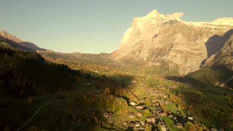 Imágenes-Aéreas-De-Drones-Dolly-De-Izquierda-A-Derecha-Sobrevolando-El-Pueblo-De-Grindelwald-Con-Maravillosas-Vistas-Del-Monte-Wetterhorn