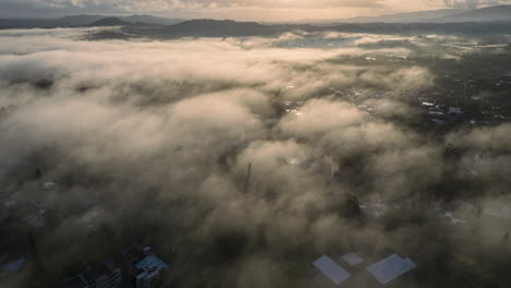 Niebla-Increíble-Con-El-Sol-Saliendo-Sobre-Las-Montañas,-Impresionante-Vista-Aérea-De-Invierno-En-El-Caribe