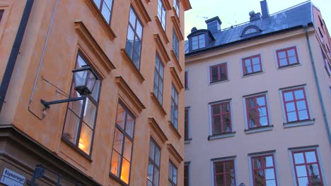 Panning-across-stunning-Swedish-buildings-and-architecture-in-the-old-town-of-Gamla-Stan-in-Stockholm,-Sweden