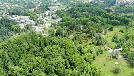 Contrast-between-city-and-green-vibrant-park-in-Georgia,-aerial-drone-view