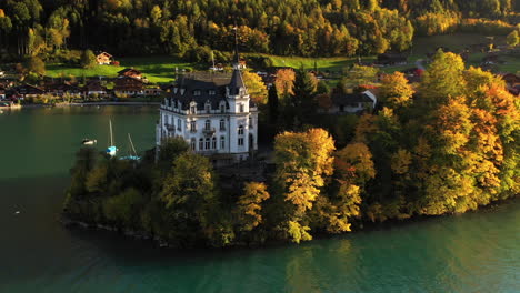 Filmisch-Aufschlussreiche-Drohnenaufnahme-Des-Schlosses-Iseltwald-Am-Brienzersee-In-Der-Schweiz-Im-Herbst