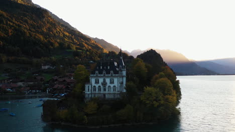 Filmische-Drehende-Luftaufnahme-Des-Schlosses-Iseltwald-Am-Brienzersee-In-Der-Schweiz-Im-Herbst