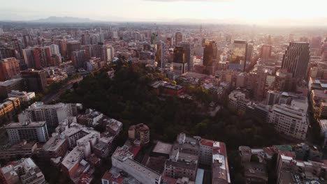 Luftaufnahme-Von-Santiago-Modernes-Stadtbild-San-Cristobal-Hügel-Bei-Sonnenuntergang-Hochwinkelansicht