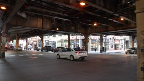 Under-the-loop-in-Chicago,-Illinois-with-traffic-and-stable-video