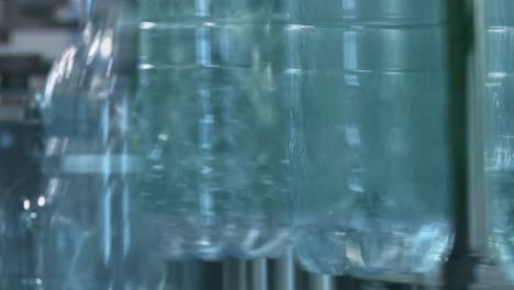 Neue-Plastikflaschen-Auf-Dem-Förderband-Einer-Trinkwasseranlage