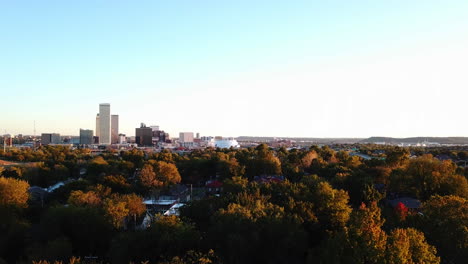 Vogelperspektive-Auf-Die-Skyline-Der-Stadt-Tulsa-Mit-Betondschungel-Inmitten-Dichtem-Grün