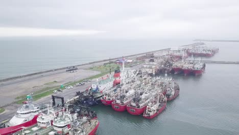 Varios-Barcos-De-Pesca-Industrial-Enormes-Atracaron-En-El-Puerto-De-Mar-De-Plata