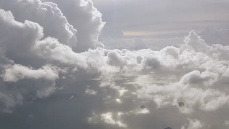 Vista-De-Nublado-Sobre-El-Cielo-Desde-El-Avión--drone-Durante-El-Día