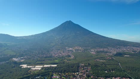 Volcán-De-Agua-Cerca-De-Antigua,-Guatemala.-Dron-4k