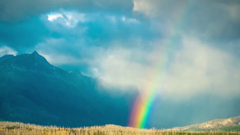 Zeitraffer-Der-Himmlischen-Landschaft,-Des-Regenbogens-über-Dem-Tal-Und-Der-Gipfel-Des-Glacier-National-Park,-Montana,-USA
