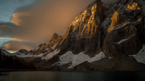 Zeitraffer-Bei-Sonnenaufgang,-Seescholle-Und-Schneebedeckte-Hügel-Des-Kootenay-Nationalparks,-Britisch-Kolumbien,-Kanada
