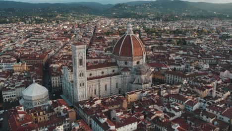 Cathedral-Saint-Mary-of-the-Flower-in-city-Florence,-Gothic-Basilica-dome,-aerial