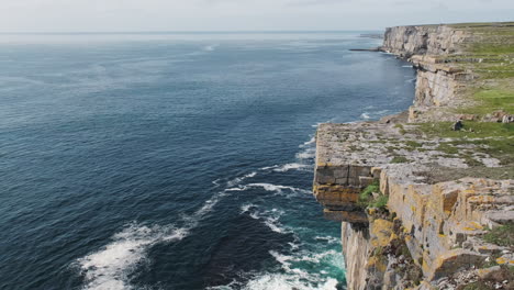 Schöne-Irische-Aussicht-Mit-Blick-Auf-Den-Atlantik-Von-Felsigen-Klippen