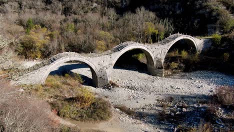 Blick-Auf-Die-Traditionelle-Gewölbte-Steinbrücke-Zentrale-Zagoria,-Epirus,-Griechenland