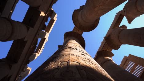ägypten-Alte-Zivilisation-Säulen-Des-Religiösen-Tempels,-Der-Für-Zeremonien-Verwendet-Wird,-Blick-Auf-Stein,-Der-Mit-Hieroglyphen-Geschnitzt-Ist
