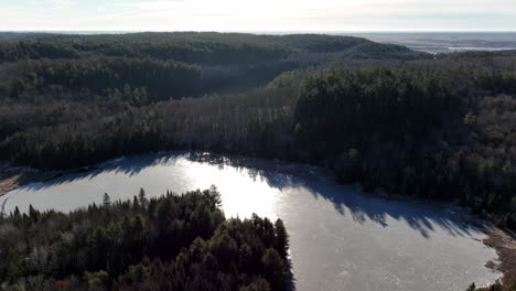 Lago-Congelado-Con-Reflejo-Solar-En-El-Amanecer-Cerca-Del-Bosque-Rural-Durante-El-Invierno