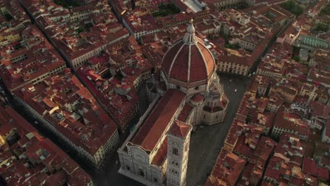 Cathedral-of-Saint-Mary-of-the-Flower-during-morning-sunrise-in-Florence,-aerial