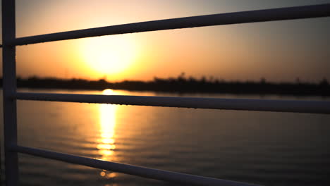 Sonnenuntergang-über-Dem-Nilo-In-ägypten,-Segelbootfahrt-Auf-Dem-Wasser-Des-Alten-Flusses