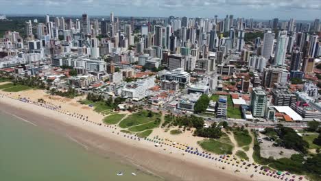 Pan-Shot-Der-Berühmten-Brasilianischen-Stadt-Joao-Pessoa-Mit-Wolkenkratzern-Und-Tropischen-Stadtstränden