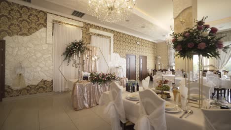Elegantes-Und-Modernes-Hochzeitssaal-Interieur,-Komplett-Dekoriert,-Weiße-Tische,-Essen,-Glas