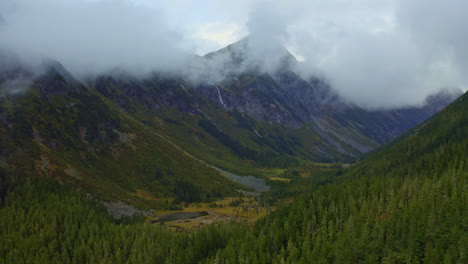 Schöne-Grüne-Bergtallandschaft-Von-Britisch-Kolumbien,-Kanada---Luft