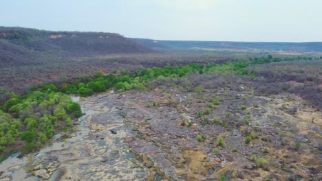 Hermoso-Valle-Fluvial-Del-Río-Hundido-En-Gwalior,-Toma-Aérea-De-Drones