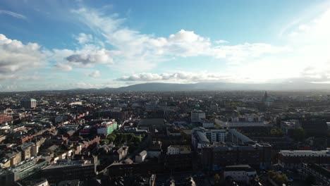 Dublin,-Irland,-Luftaufnahme-Der-Skyline-Des-Stadtbildes-An-Einem-Sonnigen-Tag,-Errichtung-Einer-Sockeldrohnenaufnahme