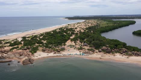 Luftaufnahme-über-Meer,-Strand-Und-Wellen-Im-Beliebten-Surfziel-Arugam-Bay,-Sri-Lanka