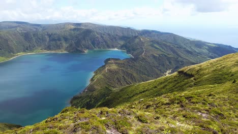 Panorama-De-Lagoa-Do-Fogo-Desde-La-Montaña-Pico-Do-Barrosa-En-Las-Azores