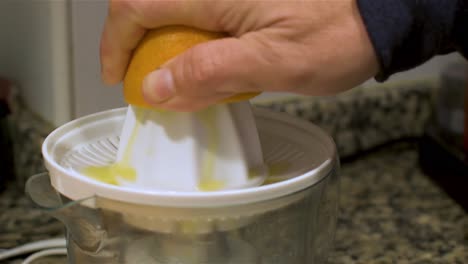 Usando-Un-Exprimidor-De-Naranja-En-La-Cocina