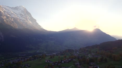 Drohnenaufnahmen-Von-Links-Nach-Rechts-Vom-Dorf-Grindelwald-Mit-Atemberaubendem-Blick-Auf-Die-Eiger-Nordwand-Bei-Sonnenuntergang