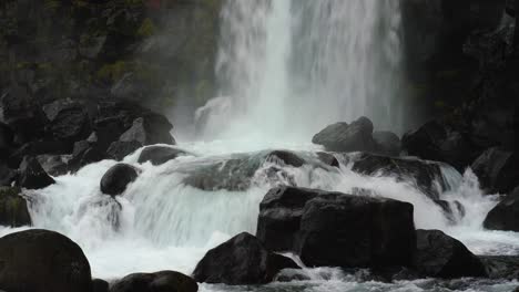 Wasser,-Das-Auf-Den-Felsen-Am-Oxararfoss-Wasserfall-Im-Thingvellir-Nationalpark,-Island,-Herunterfließt