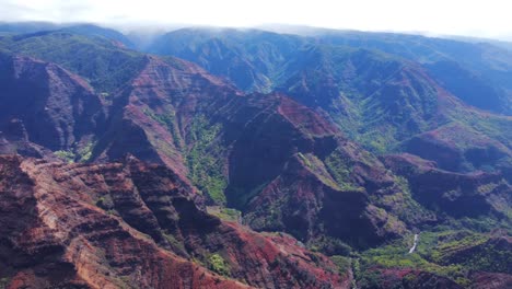 Parque-Estatal-Del-Cañón-De-Waimea-En-Hawai-Mostrando-Montañas-Coloridas