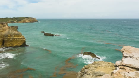 Ruhige-Meerlandschaft-Mit-Landschaft-Von-Küstenklippen-Bei-Cabo-Rojo-In-Puerto-Rico