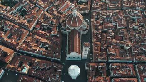 Above-iconic-city-center-with-Cathedral-Saint-Mary-of-the-Flower-of-idyllic-Florence,-aerial