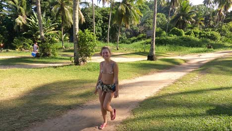 Touristisches-Mädchen,-Das-Spaß-Am-Brasilianischen-Strand-Hat